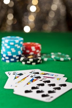 Players interacting with live dealer at Dragon Tiger game
